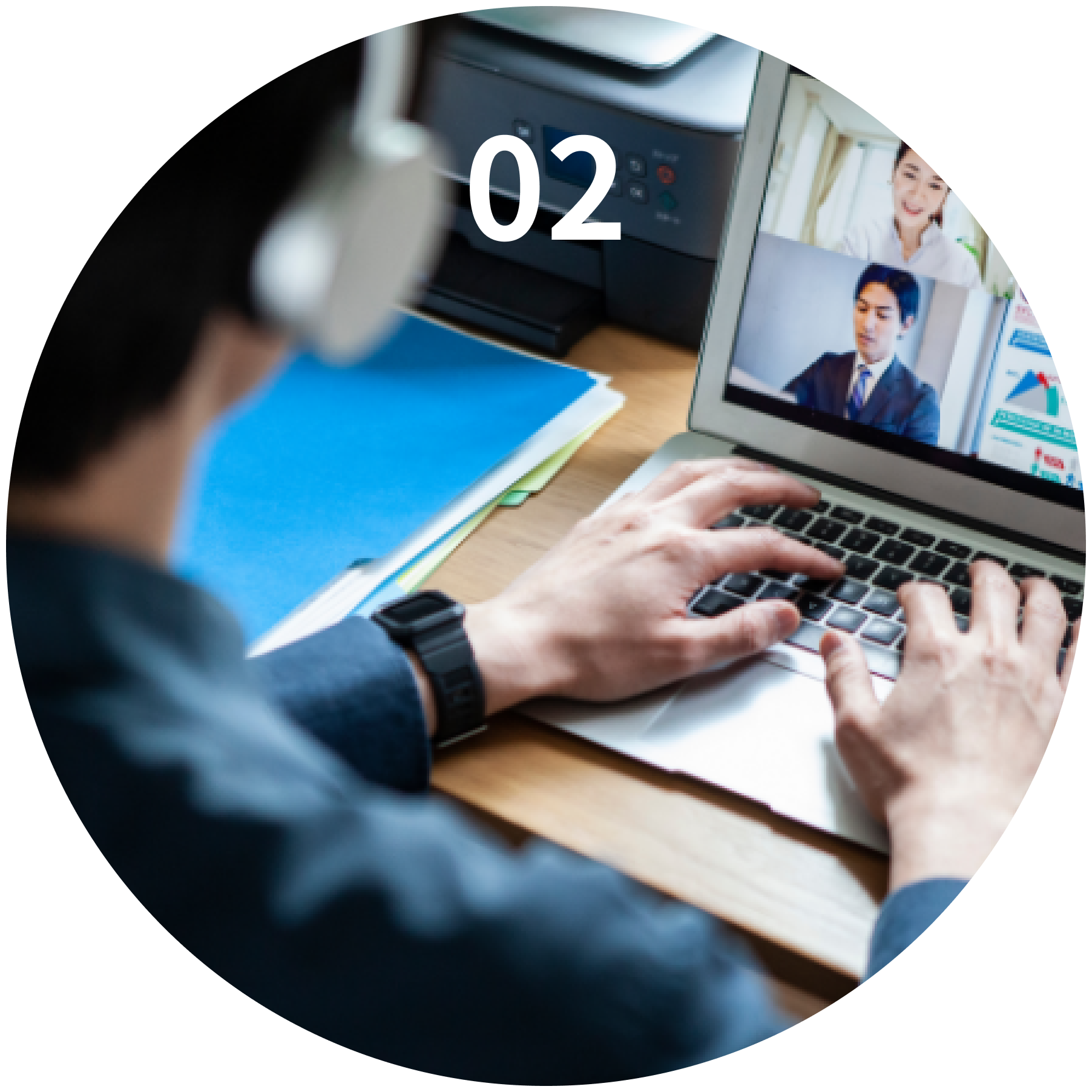 グラフや資料を見ながらディスカッションするビジネスチーム