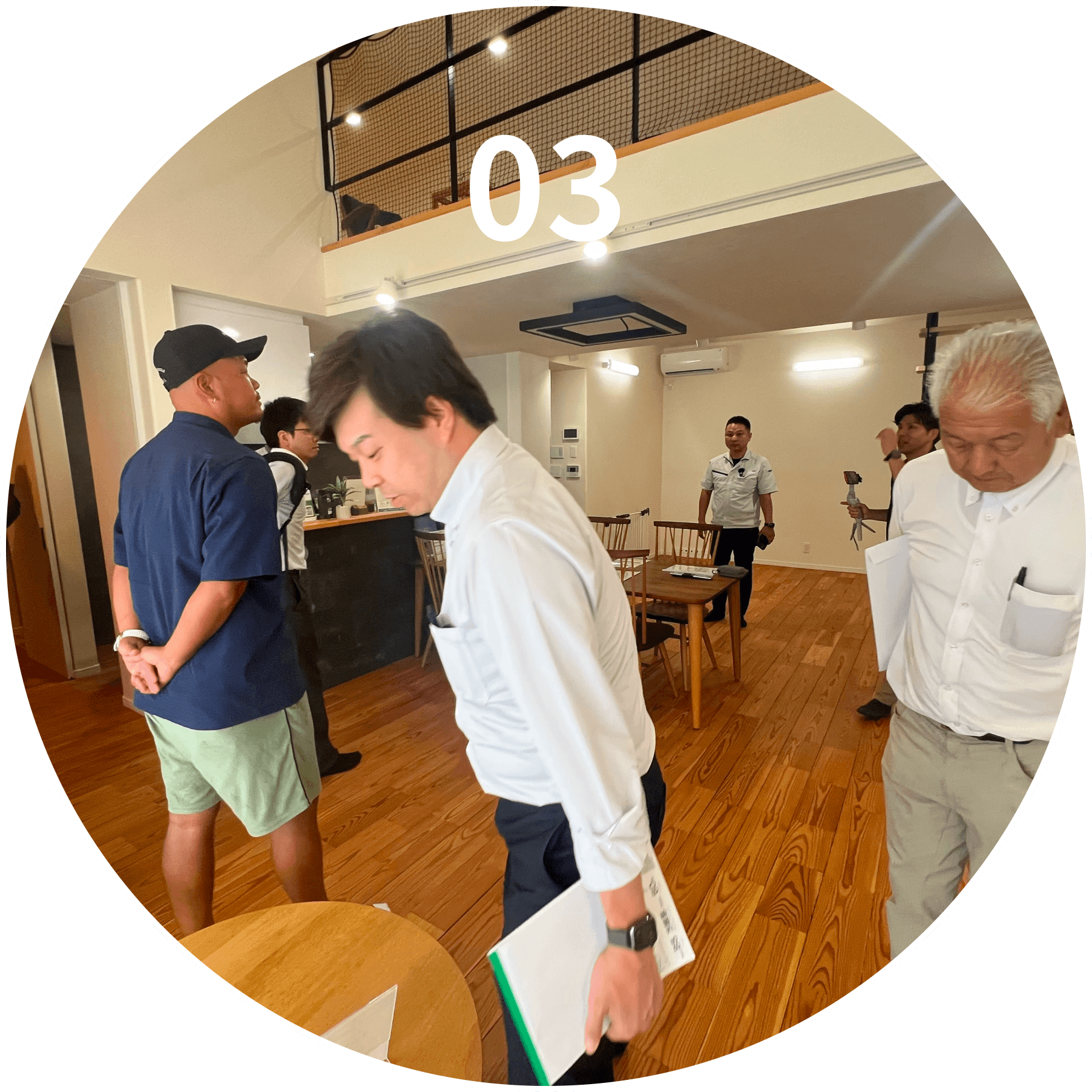 パソコンにログインする女性の手元と画面に並ぶ人物写真