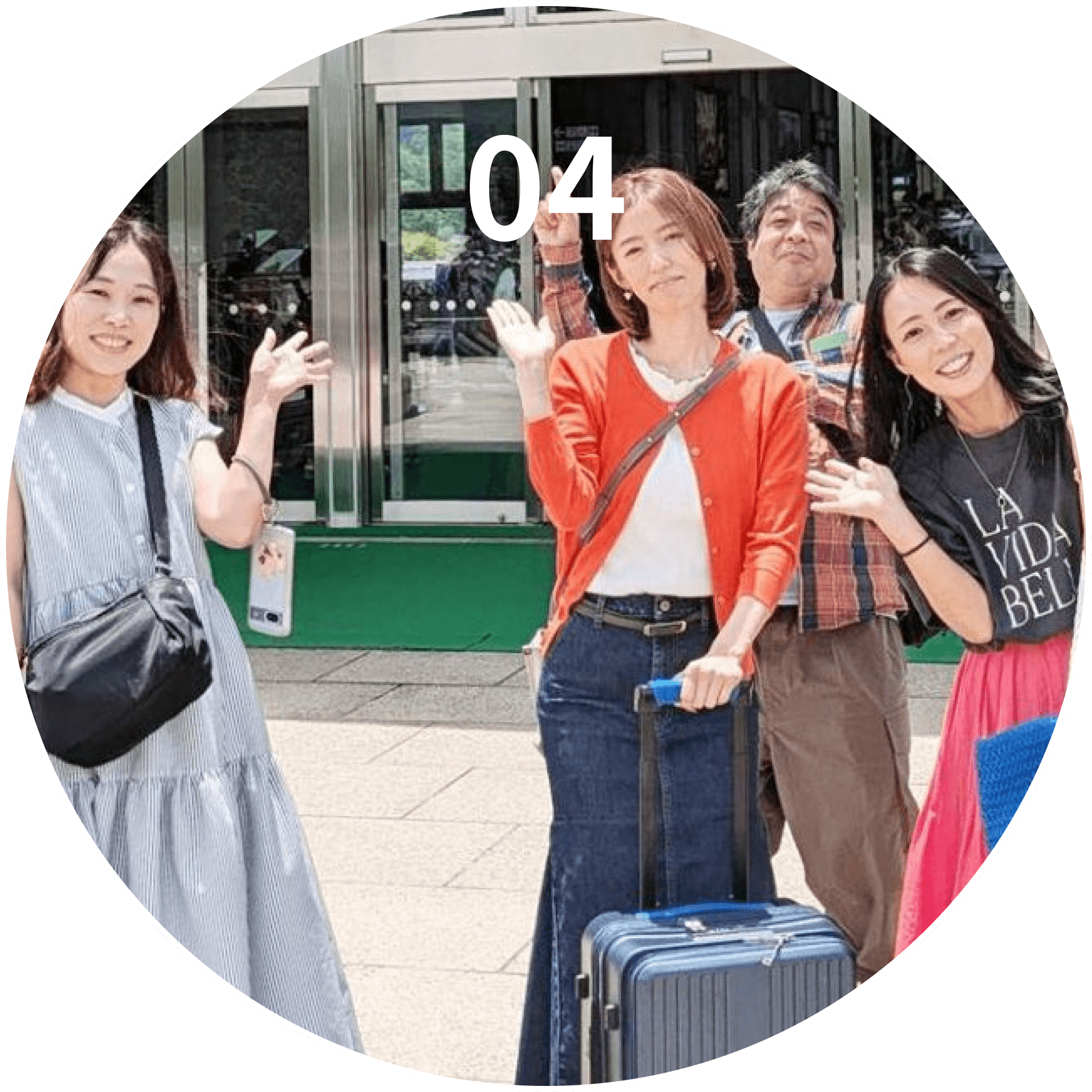 聴衆の前でプレゼンテーションを行うスーツ姿の男性