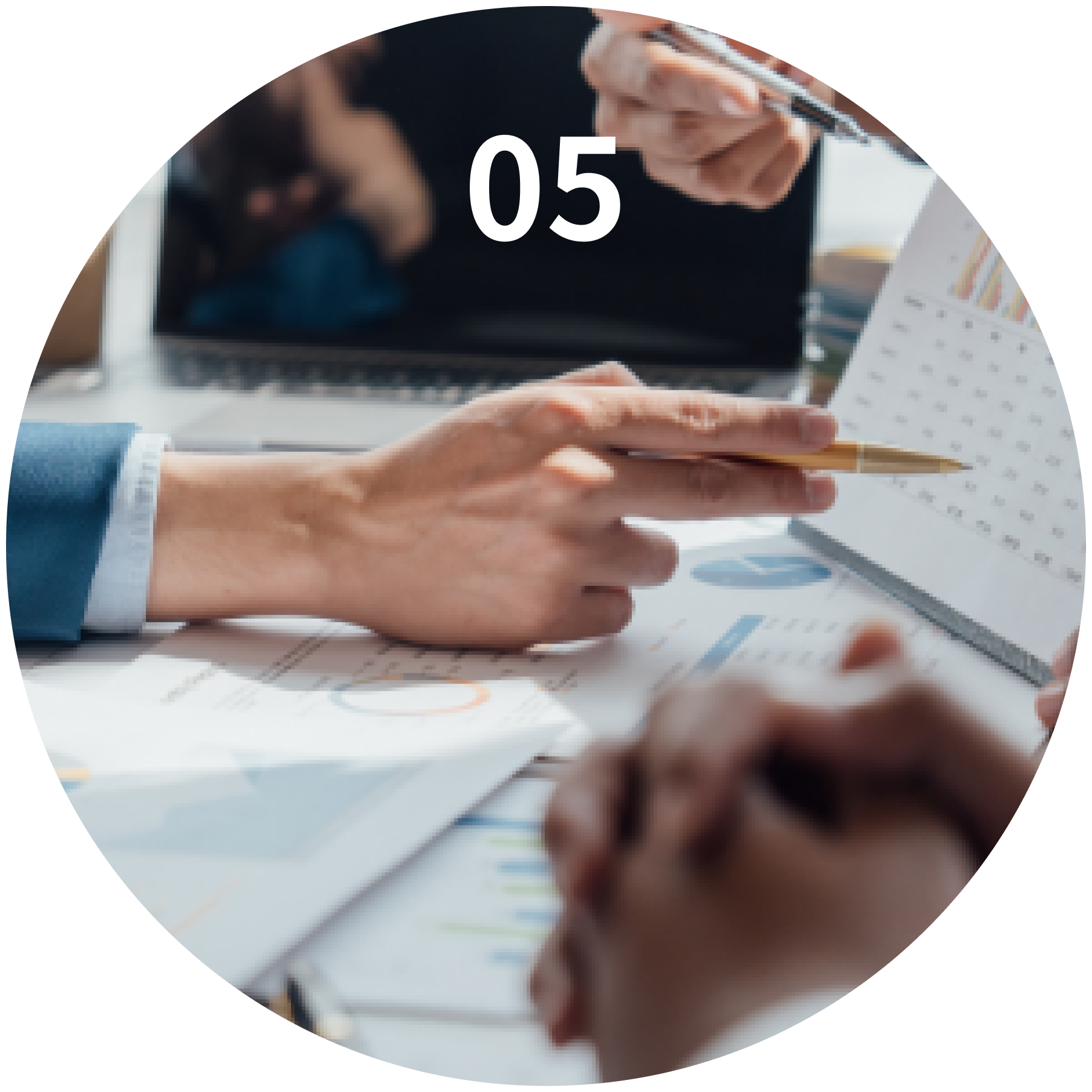 ノートパソコンの前で笑顔でオンライン商談をする女性