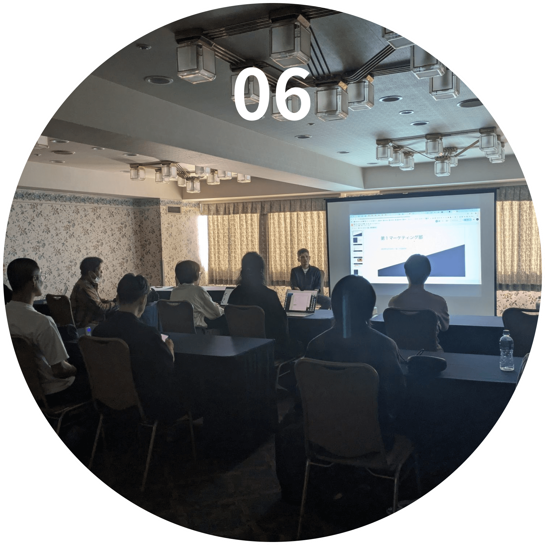 ビジネスシーンで握手を交わす二人の男性