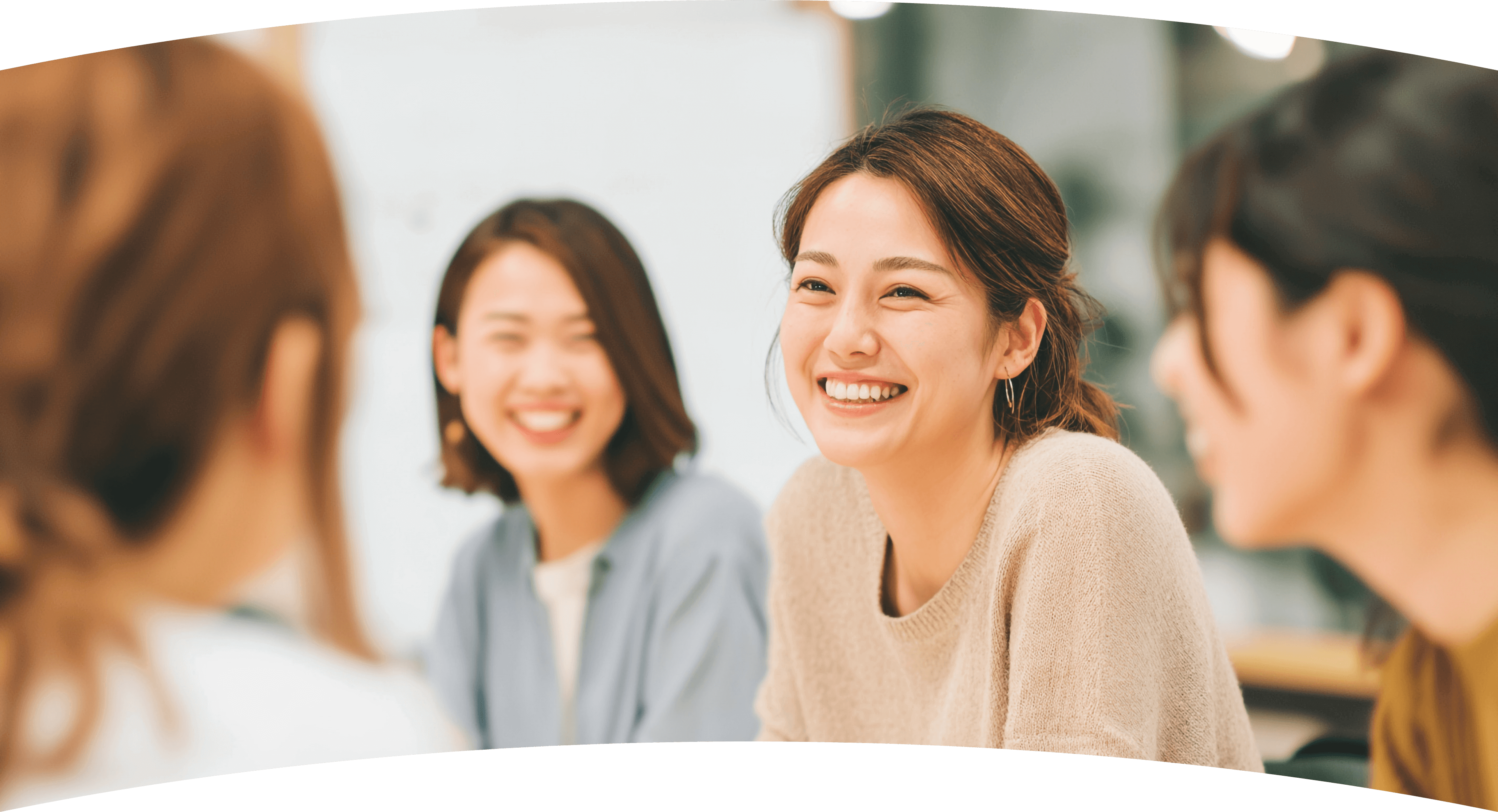 笑顔で会話をする女性たちの様子