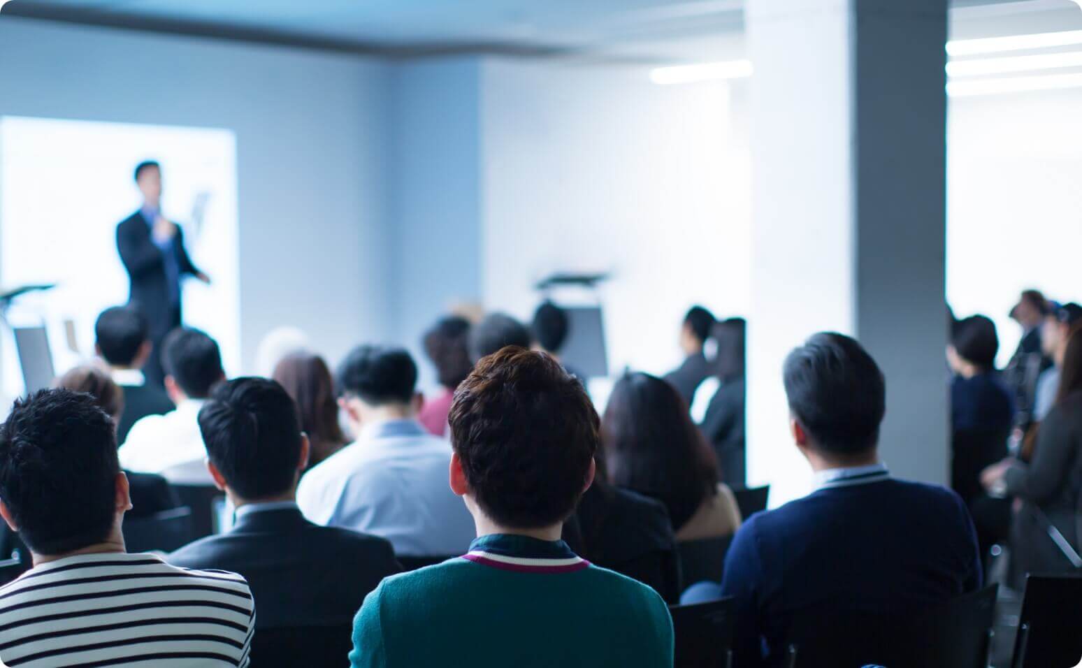 パソコンでタイピングをする参加者の手元