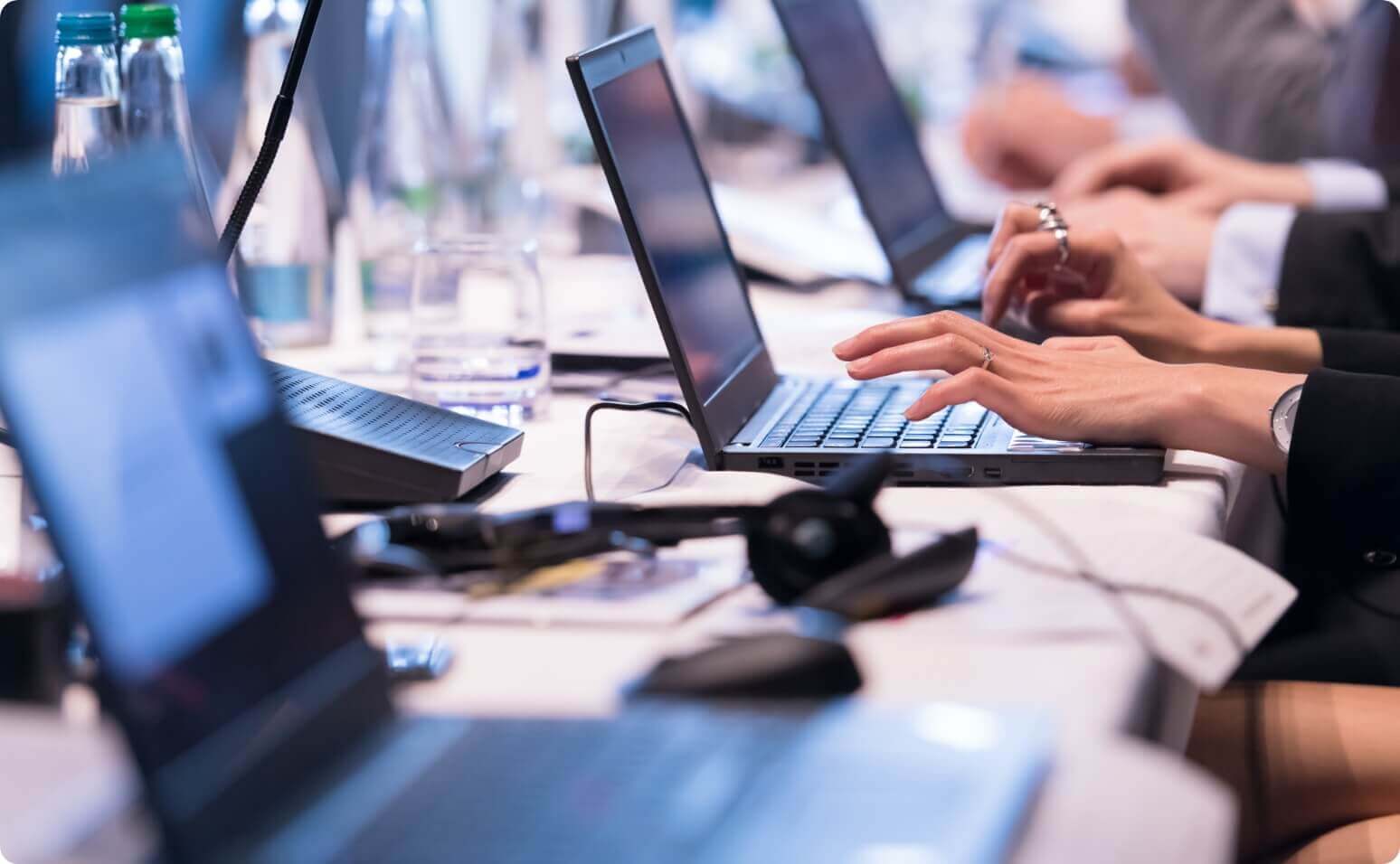 セミナーでノートPCを操作する複数の参加者の様子