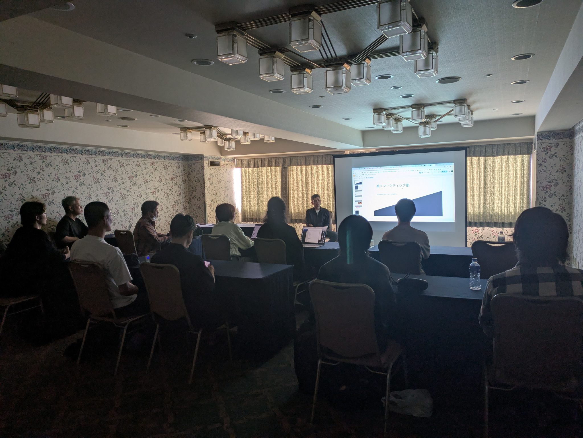 プロジェクターを使った講義・勉強会の様子