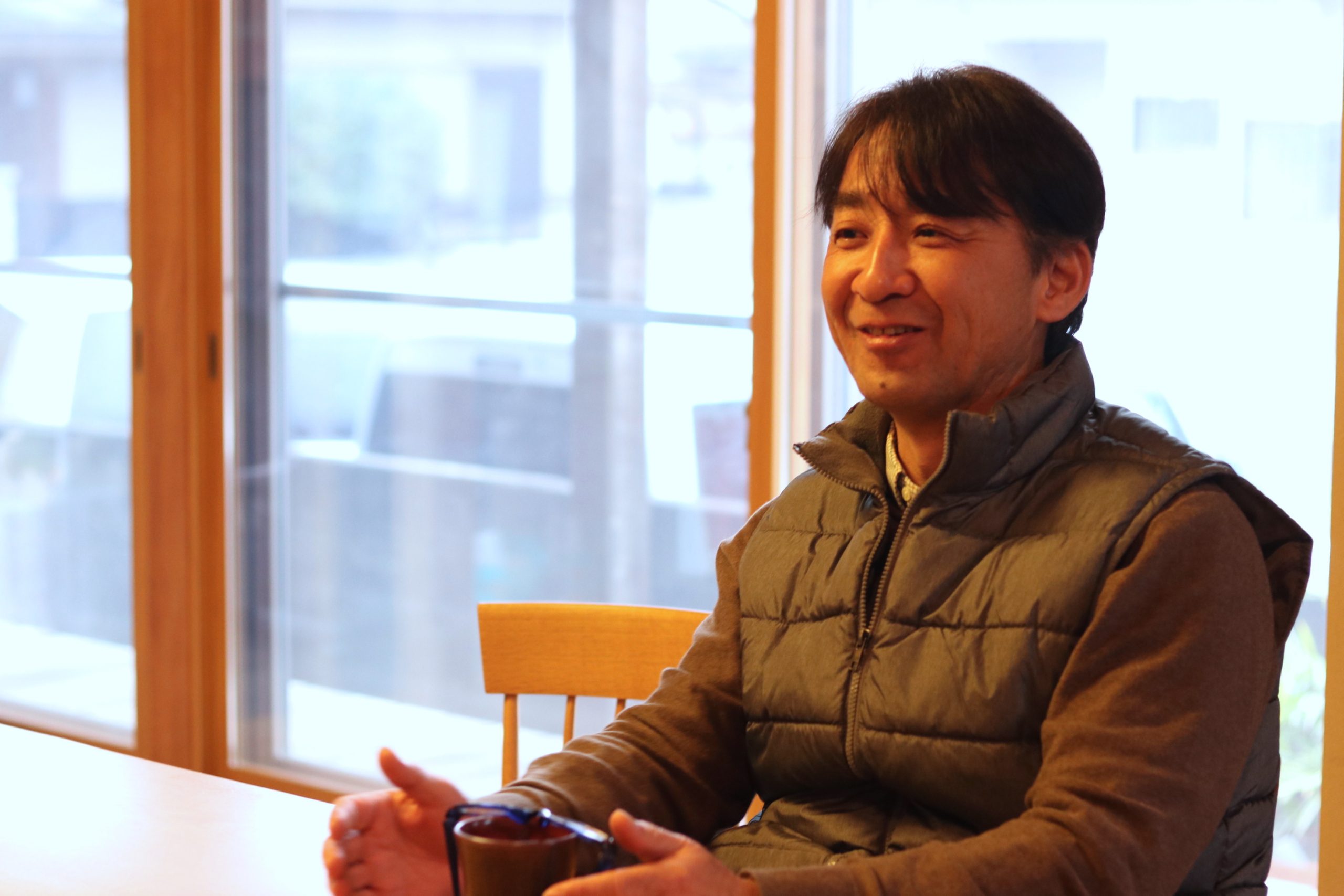 室内で笑顔の男性インタビュー風景