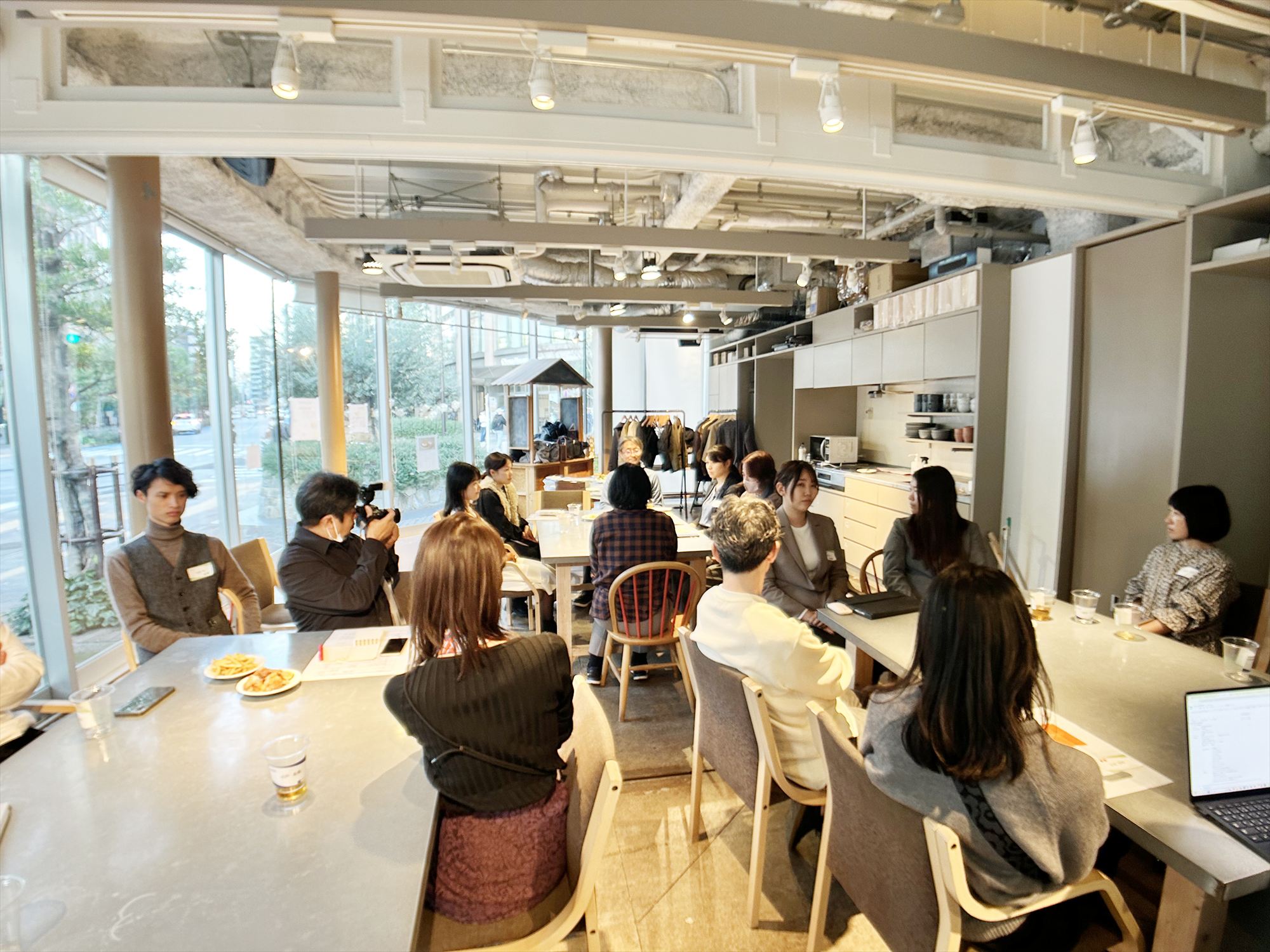 会議室でのセミナー・勉強会の風景