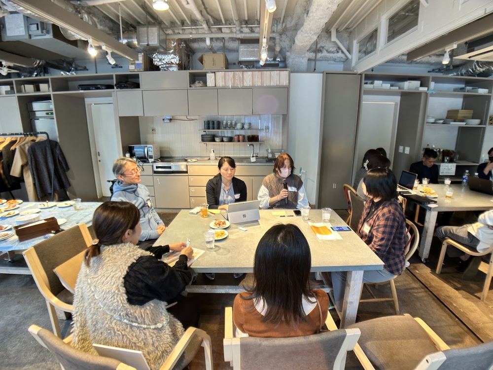 テーブルを囲んで議論する参加者たち