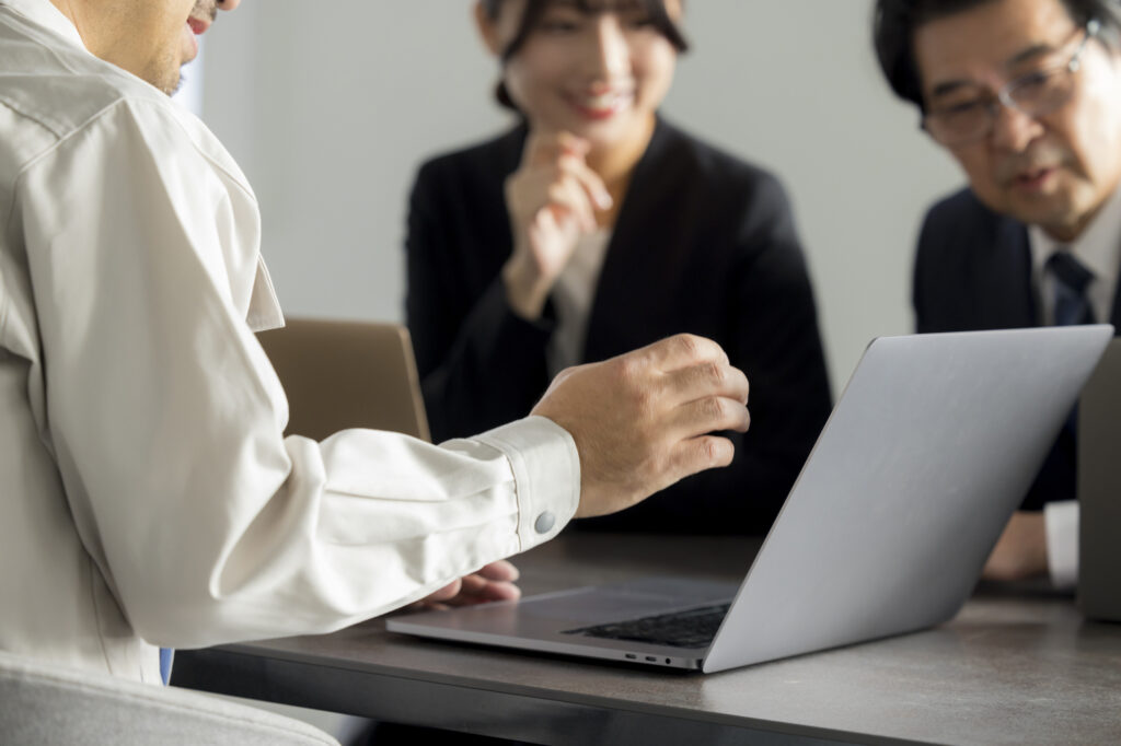 工務店集客はオンラインとオフラインを組み合わせて戦略的に行う必要がある｜集客方法と施策を解説｜住宅建築WEB担当者育成協会