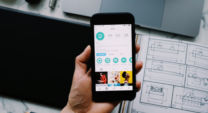 インスタグラムの企業アカウントを映すスマートフォン