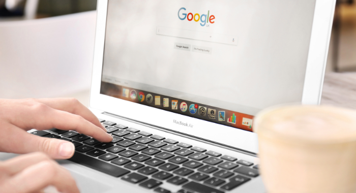 Google検索画面を映すPC